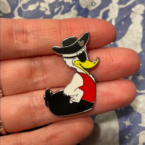 Disney Pirate Donald Duck Pin - Picture 1 of 2
